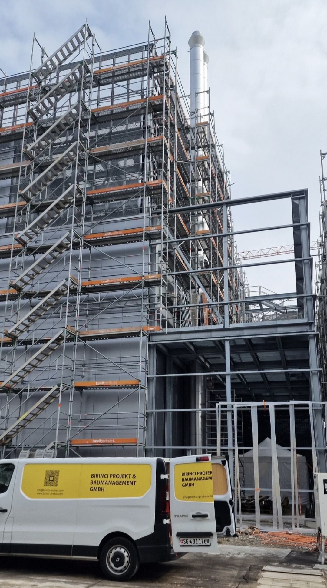 Birinci Baustelle mit Firmenfahrzeug
